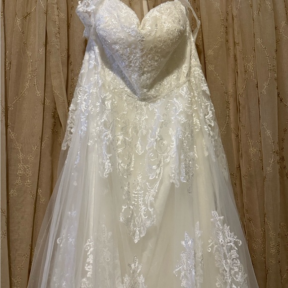 Oleg Cassini Plus size ivory Wedding Dress - only tried on once. Style 8CWG954 - Picture 7 of 16